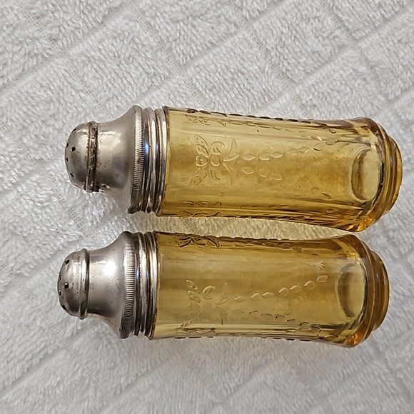 Madrid Pattern Amber Colour Salt and Pepper Shakers Depression Glass Vintage - Picture 2 of 7